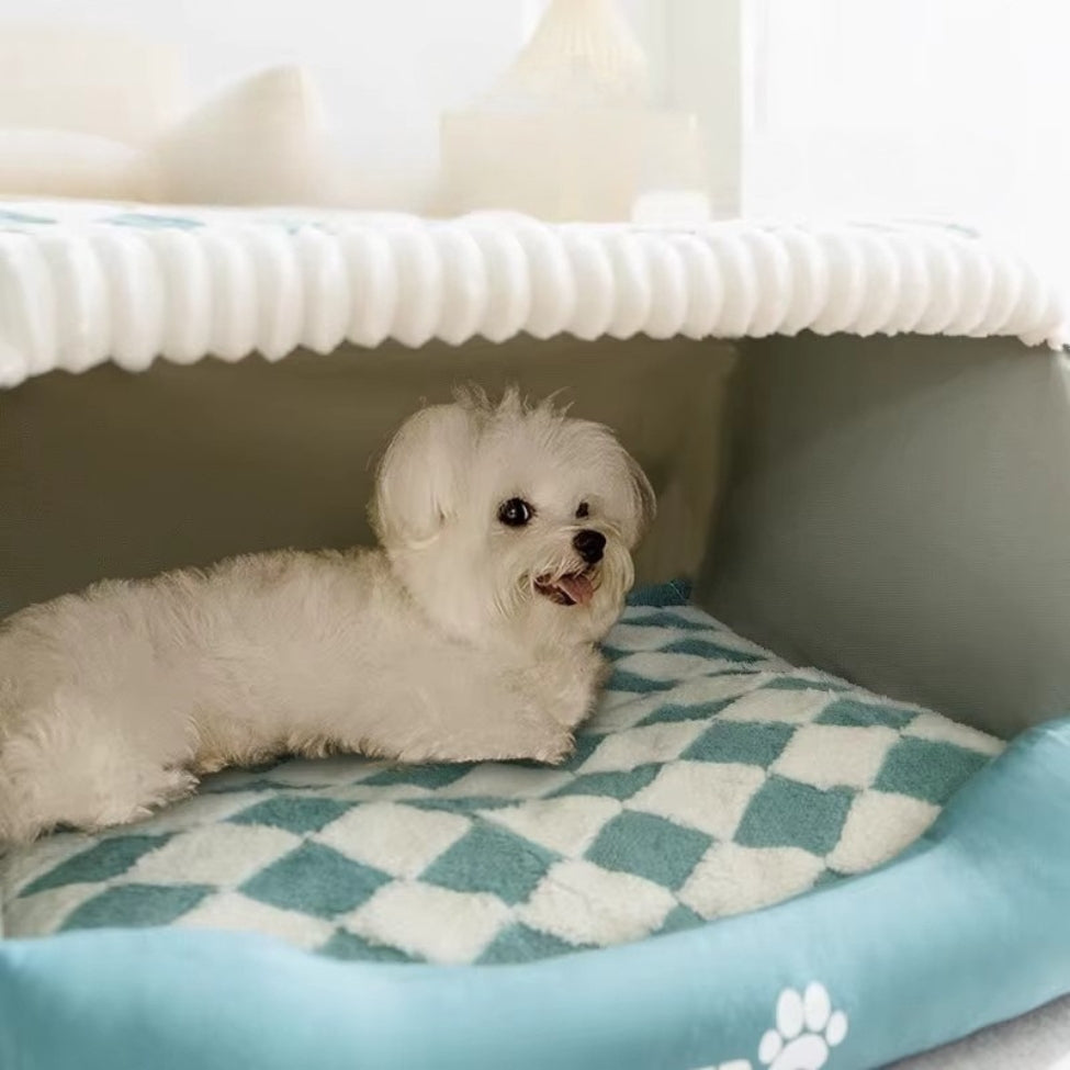 Petit bichon se cache dans sa niche pour chien intérieur anti-stress
