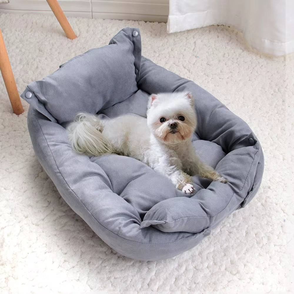 Bichon installé dans un panier chien gris façon fauteuil, cocon confortable