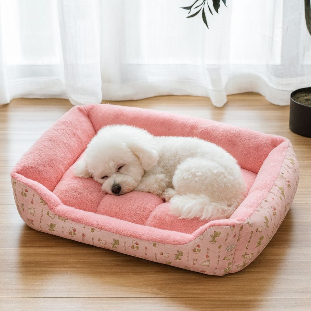 Bichon en sommeil profond dans un panier chien rose, cocon moelleux