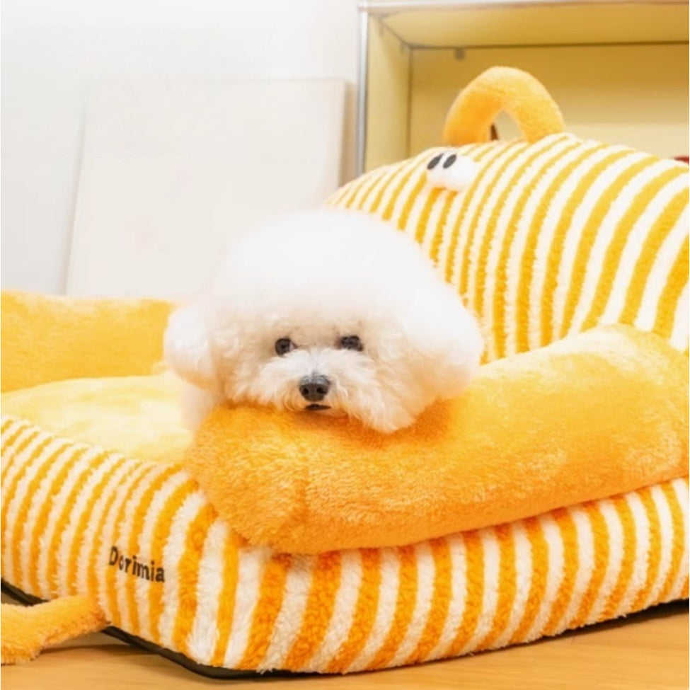 Bichon reposant la tête sur l’accoudoir d’un canapé pour chien Rio doux et apaisant