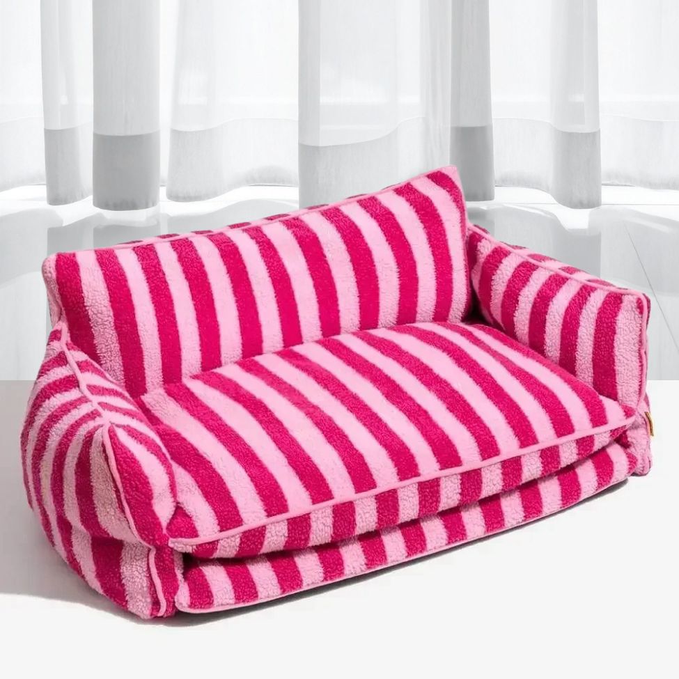 Canapé pour chien Paris présenté en version rayures roses, doux et élégant