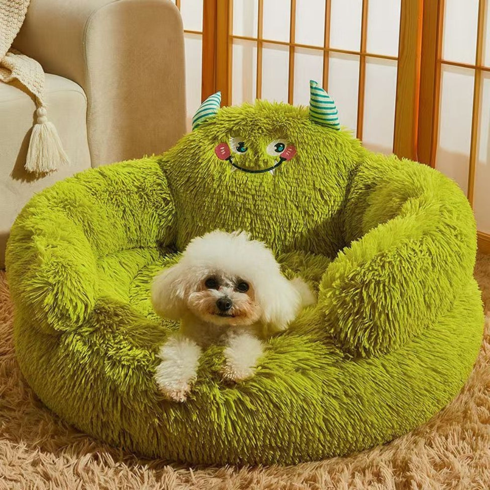 Caniche au regard droit posé sur un canapé chien Momo au design amusant