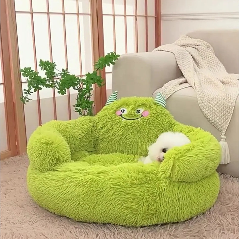 Caniche somnolant confortablement sur un canapé chien Momo moelleux