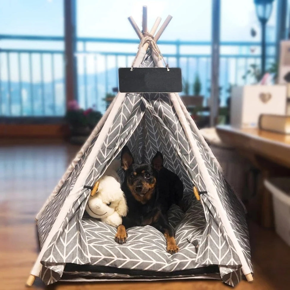 Chien avec son jouet dans sa niche pour chien intérieur