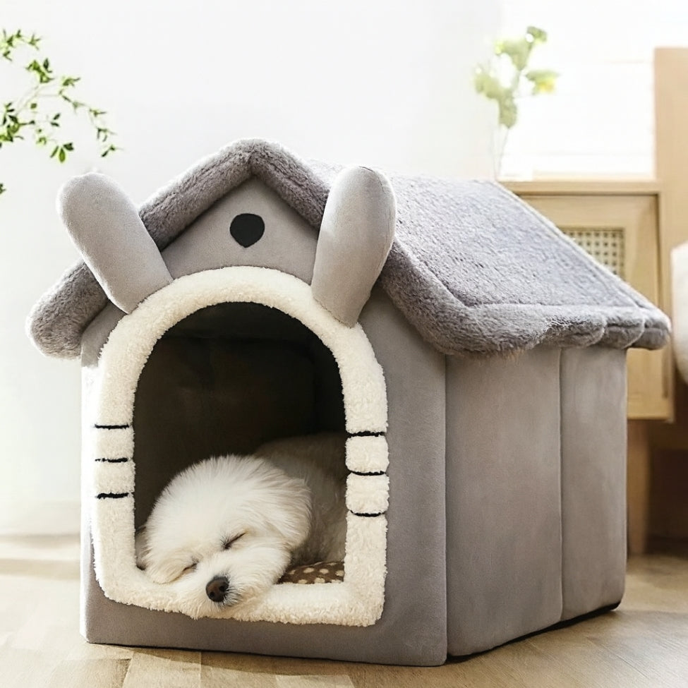 Petit chien dort paisiblement dans la niche pour chien intérieur Doux Foyer