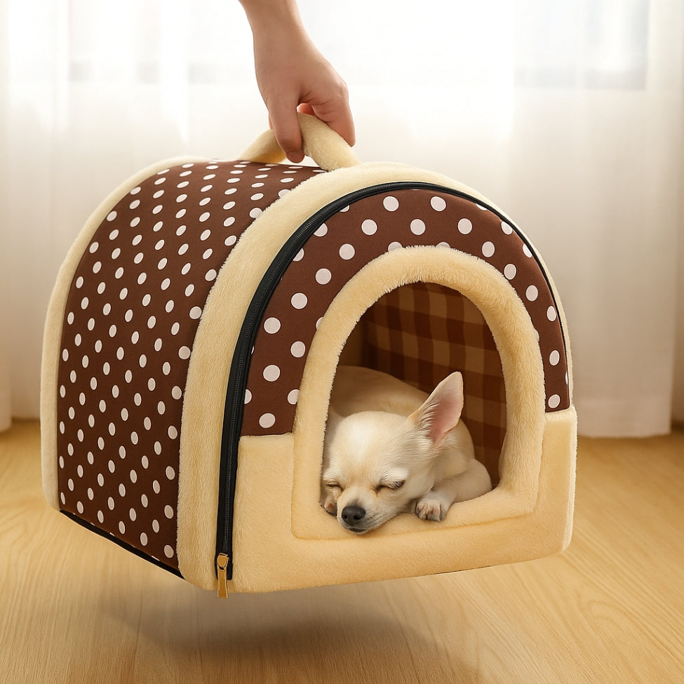 Chihuahua endormi dans une niche pour chien intérieur portable