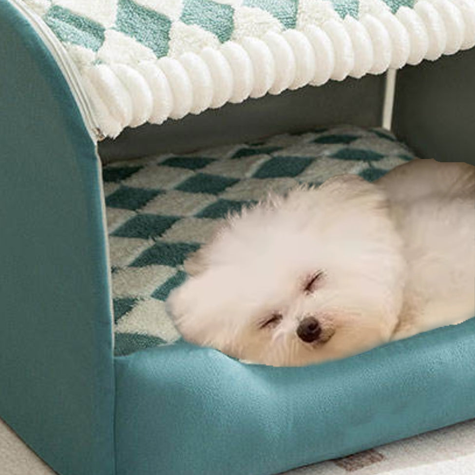 Chiot en sommeil profond dans sa niche pour chien intérieur