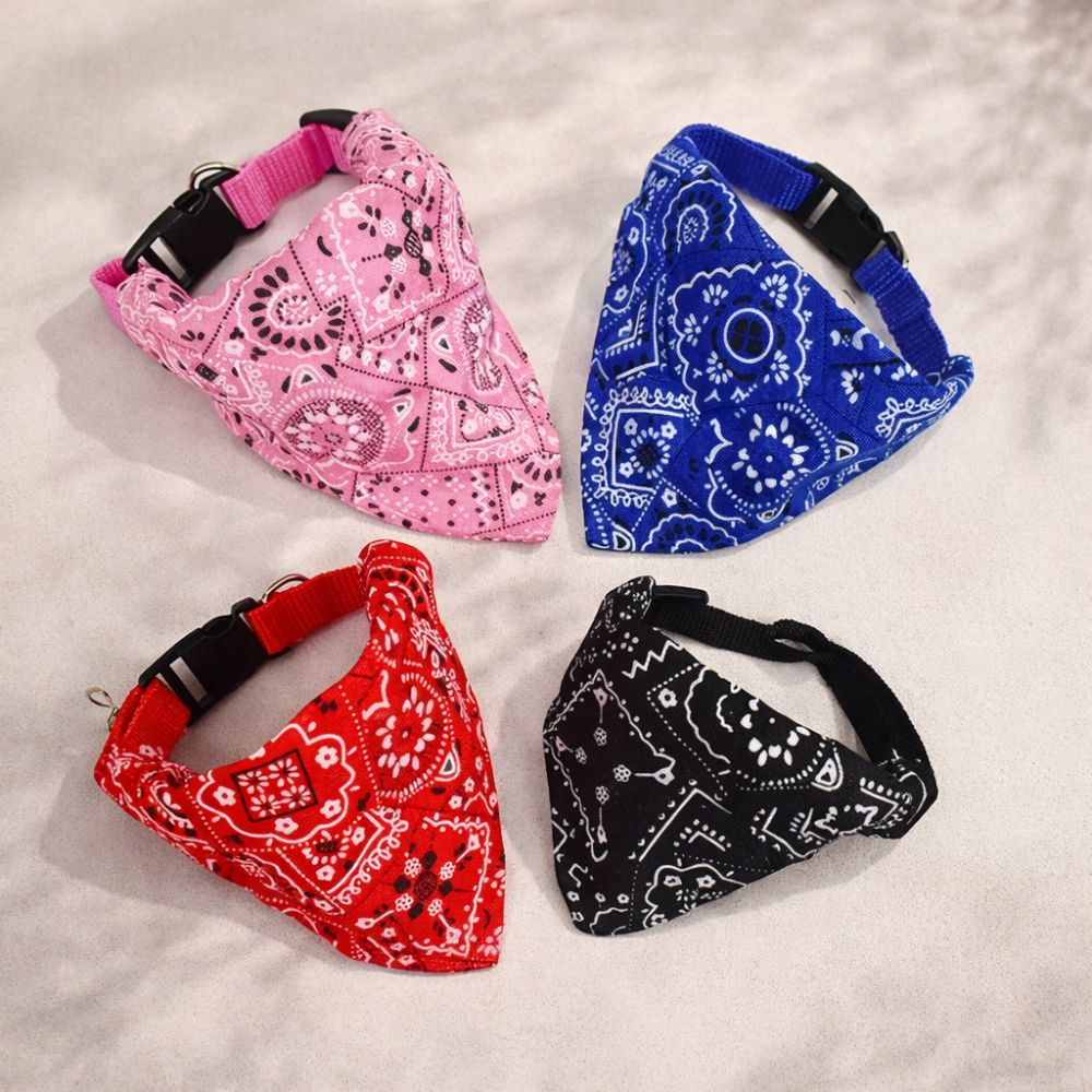 Collier bandana chien disponible en rose bleu rouge et noir vue dâensemble