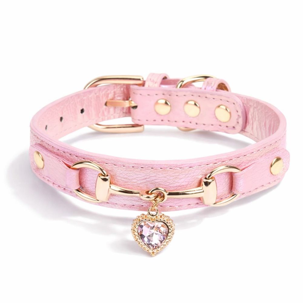 Collier pour chien luxe en cuir rose avec bijou décoratif et détails élégants