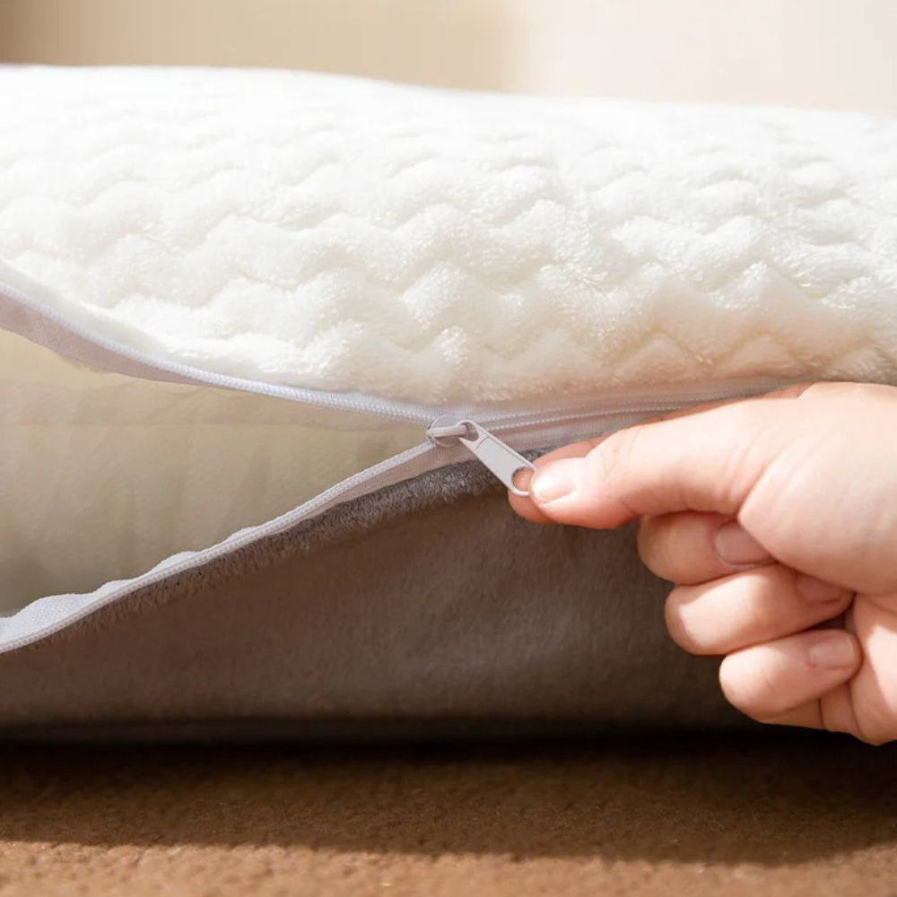 DĂ©tail dâune fermeture Ă©clair pratique sur des coussins pour chien dĂ©houssables, faciles Ă laver