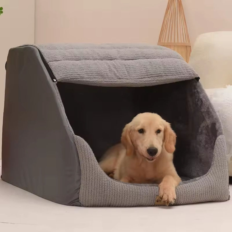 Golden retriever regardant depuis sa niche pour chien XXL robuste