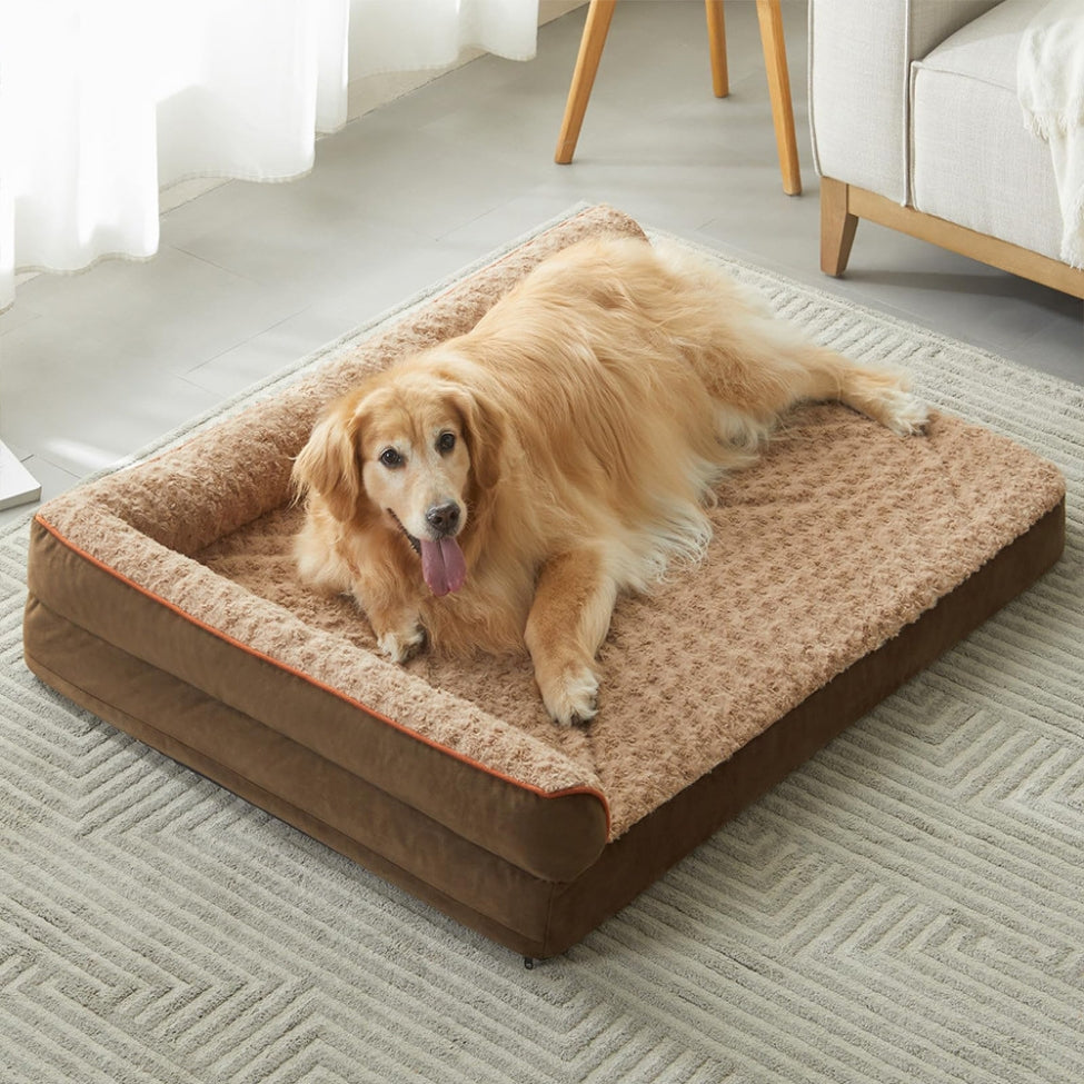 golden retriever allonge tout au long du lit pour chien orthopedique