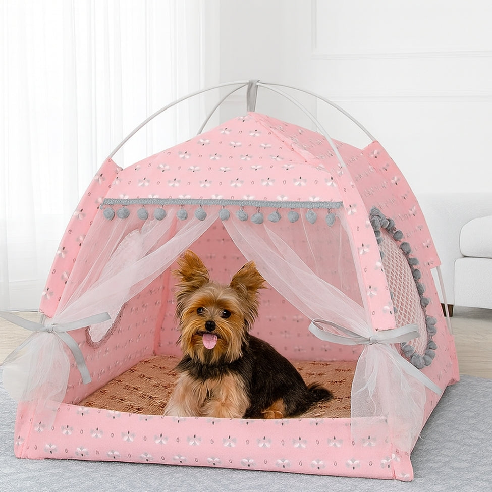 Mini Yorkshire assis dans sa niche chien intérieur spacieuse