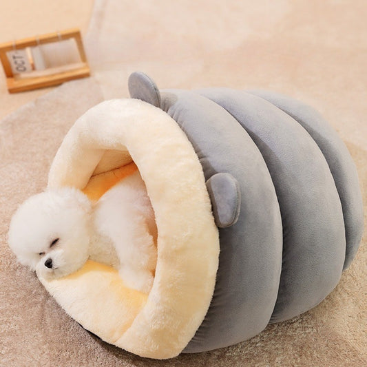 Chiot rassuré dormant profondément dans une niche chien intérieur