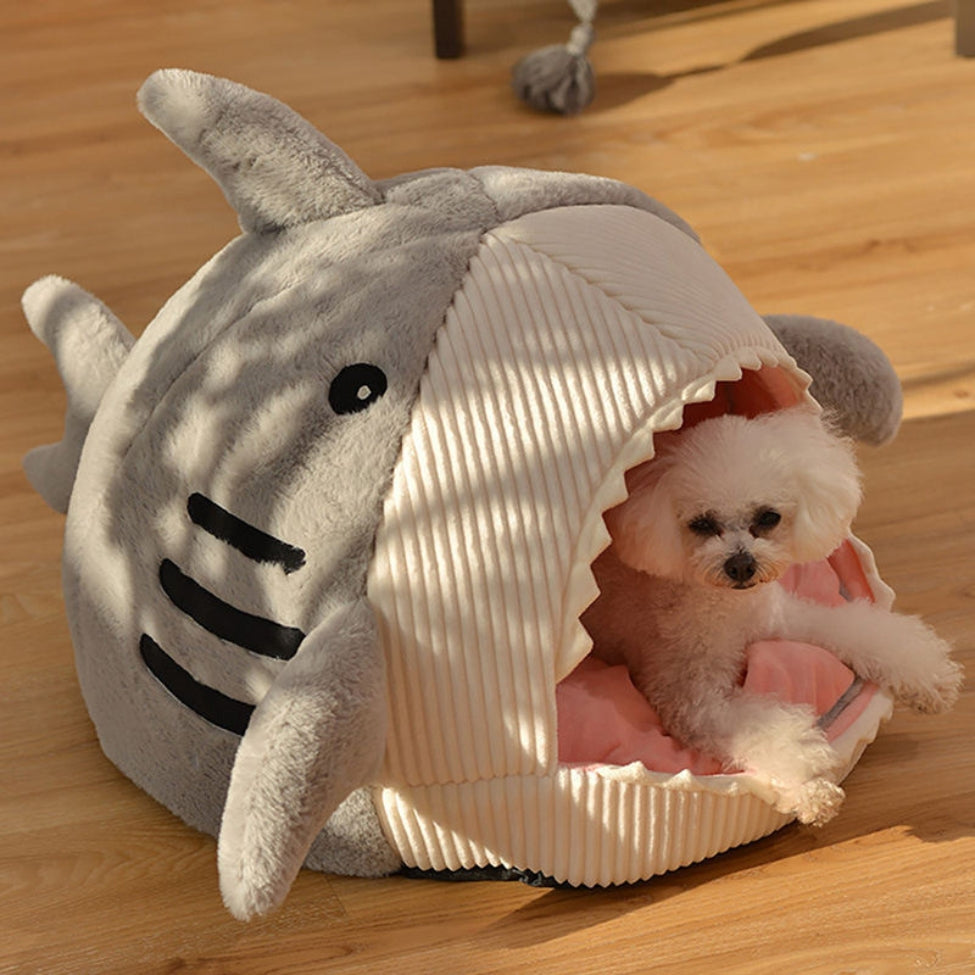 Caniche installé dans son cocon douillet, une niche chien intérieur
