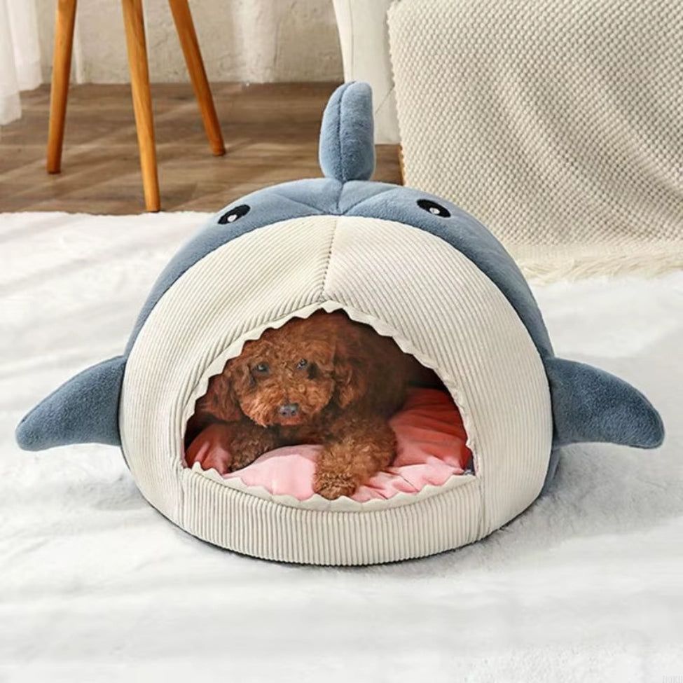 Petit chien caché dans une niche chien intérieur