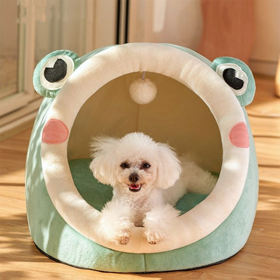 Niche intérieure pour chien avec jouet suspendu, alliant repos et éveil pour le caniche