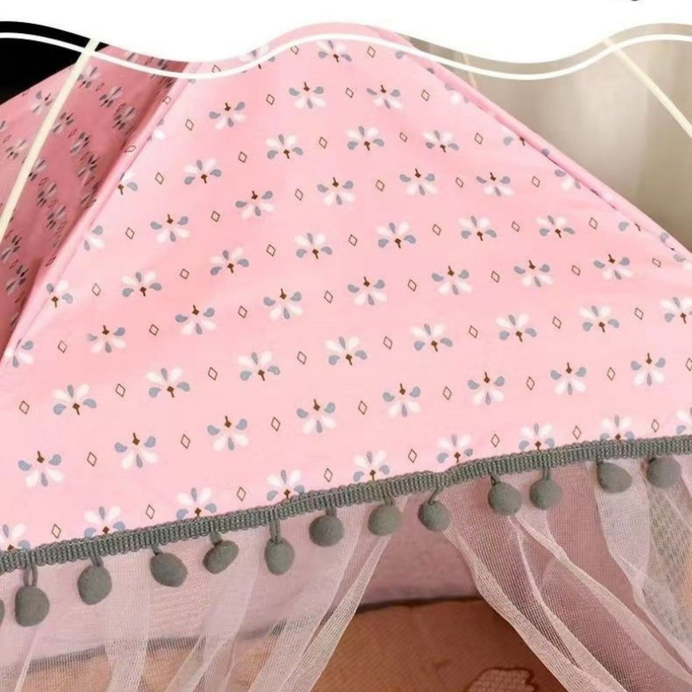 Niche chien intérieur au tissu floral léger, design aéré et élégant