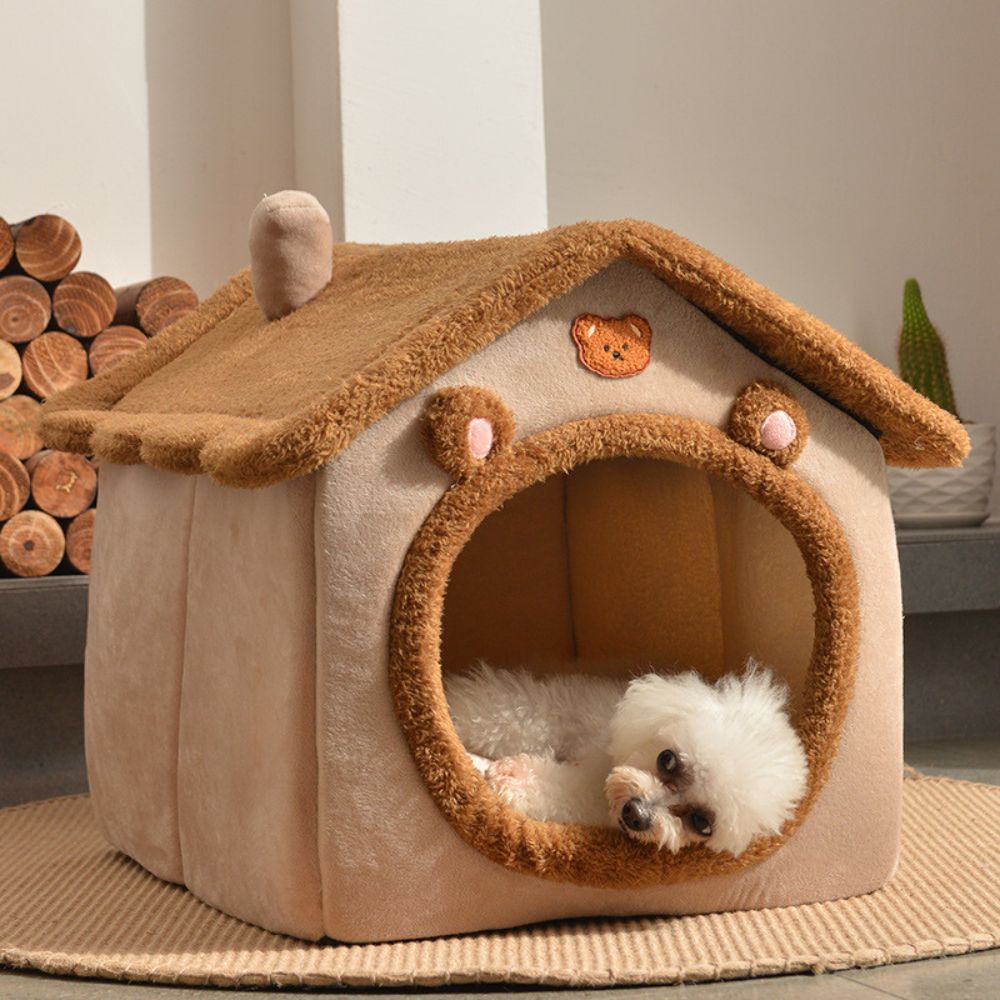 Caniche curieux observe depuis sa niche pour chien intérieur Ma Maisonnette