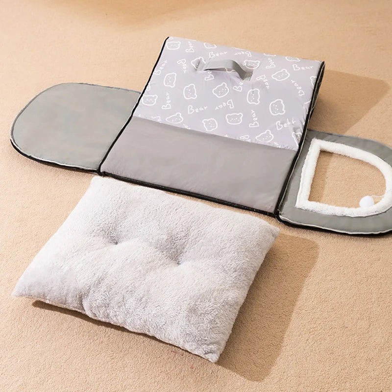 Niche pour chien intérieur pliable déposée sur le sol