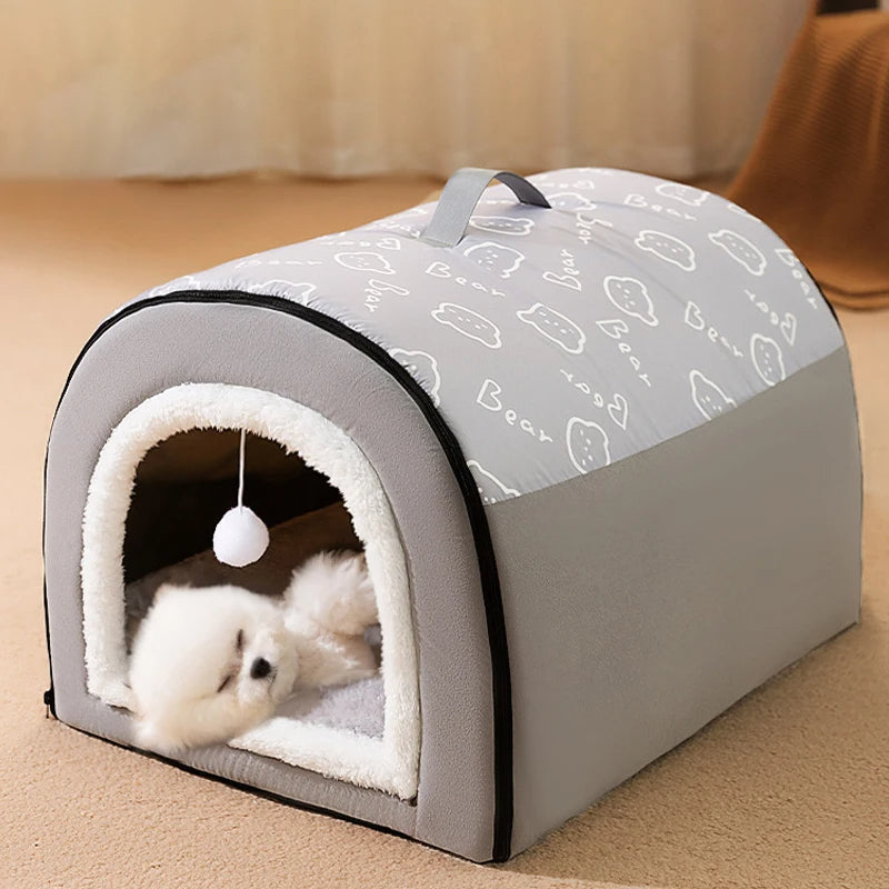 Petit bichon dort paisiblement dans la douceur de sa niche pour chien intérieur
