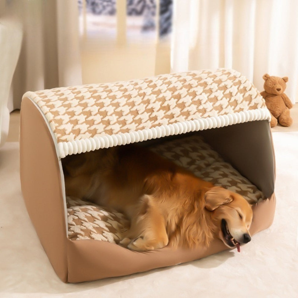 Golden dort profondément dans sa grande niche pour chien intérieur
