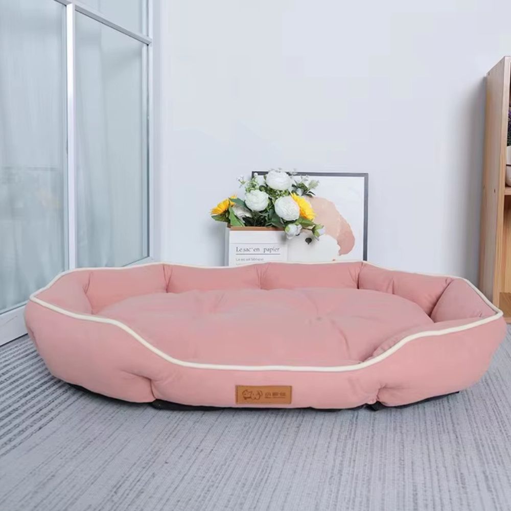 Soft Luxury, panier à chien présenté en rose doux et pastel