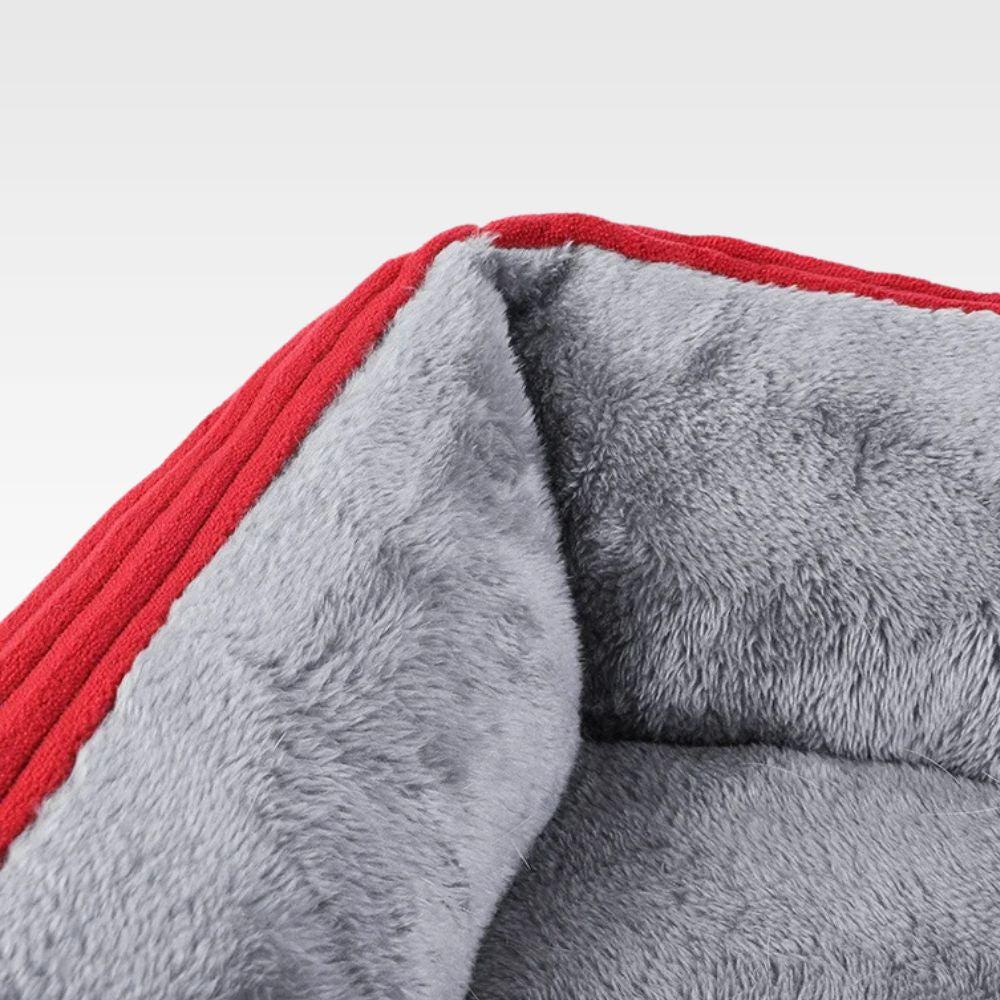 Panier chien rouge garni de fausse fourrure moelleuse pour un confort maximal