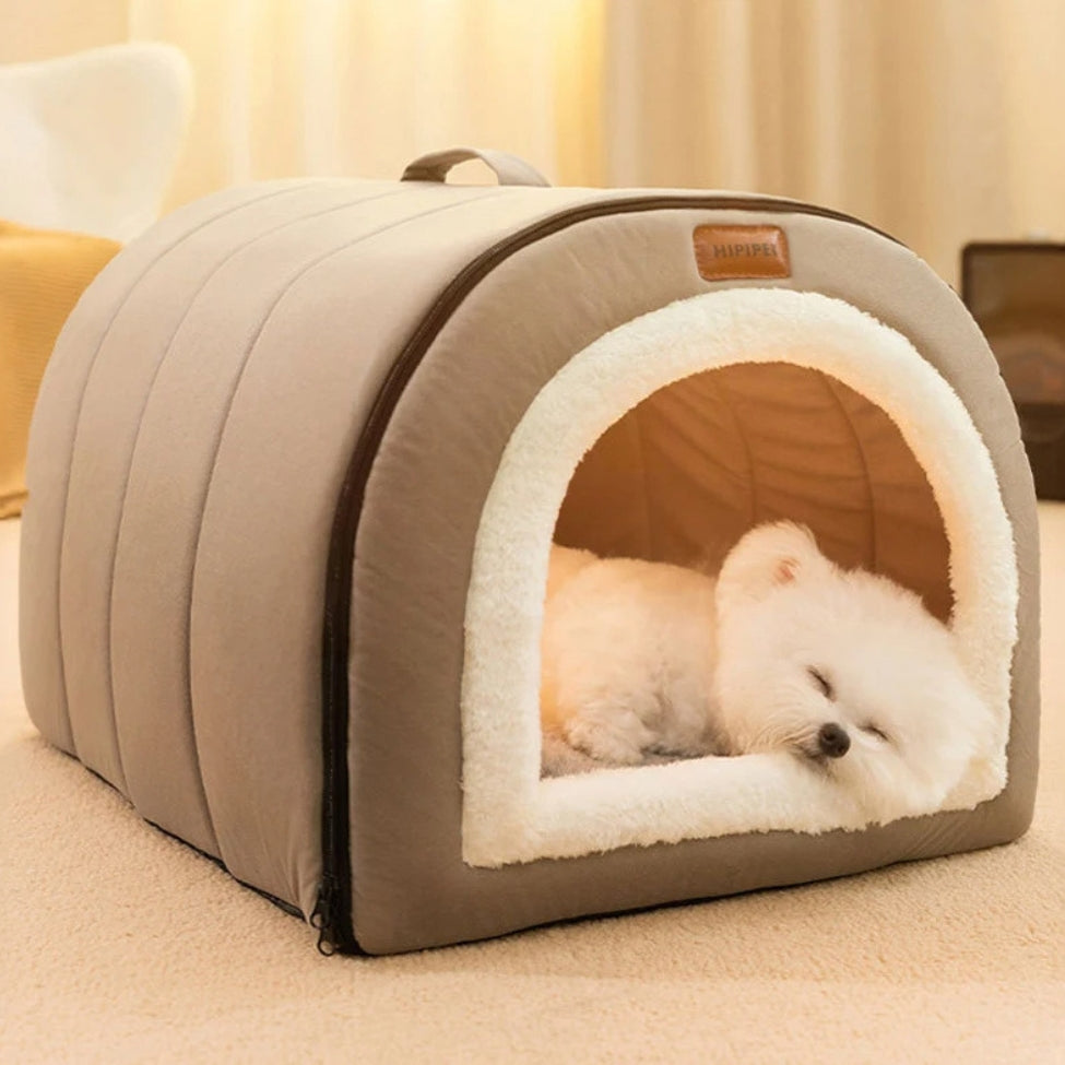 Petit bichon dort paisiblement dans une niche pour chien intérieur douce et rassurante