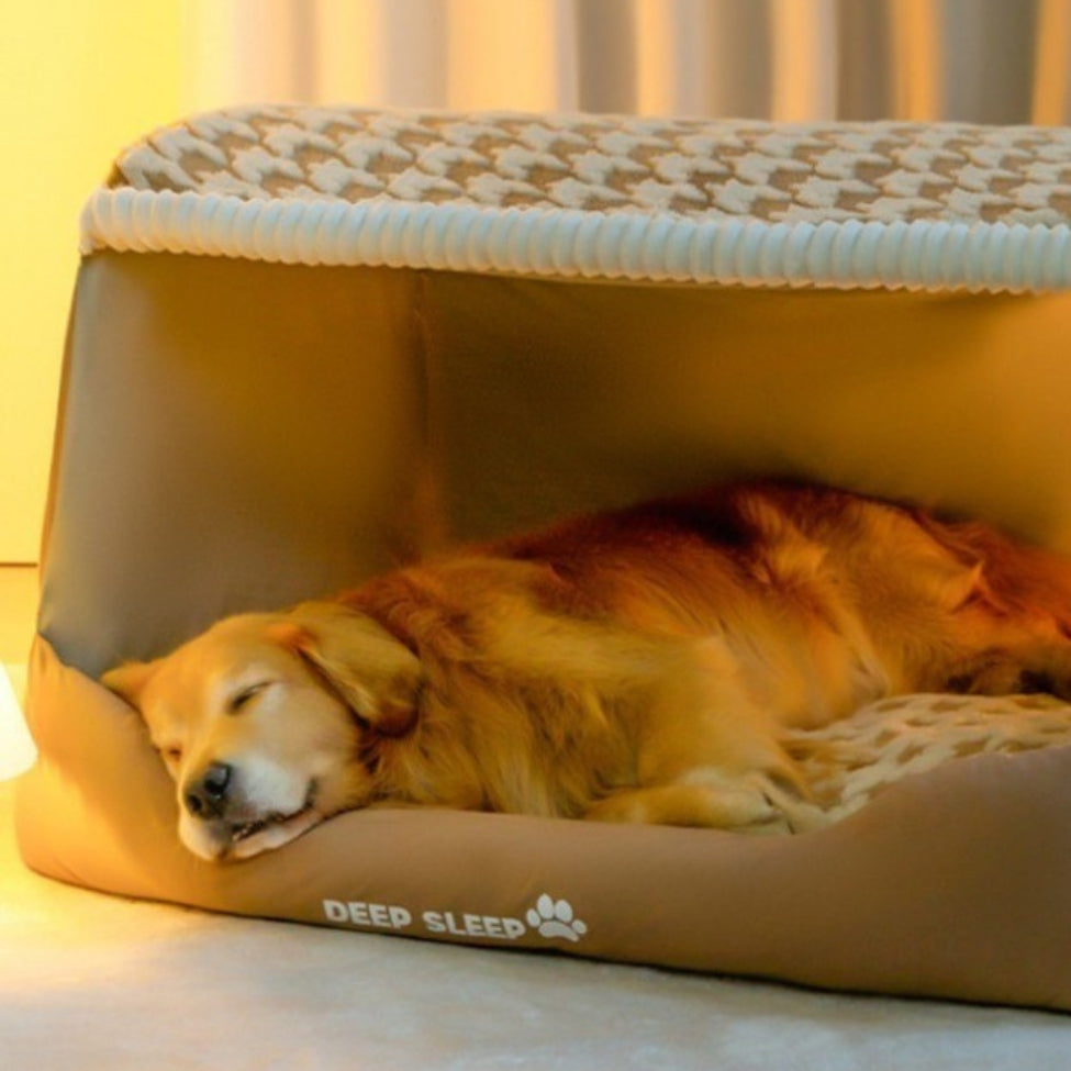 Un Golden Retriever dort paisiblement dans sa niche pour chien intérieur