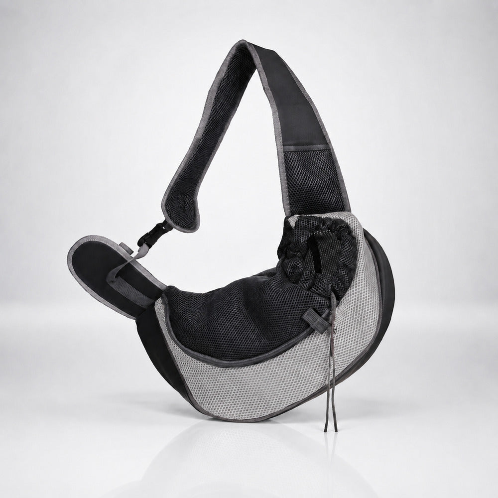 Sac transport petit chien gris, avec cordon de serrage ajustable, sur fond studio lumineux