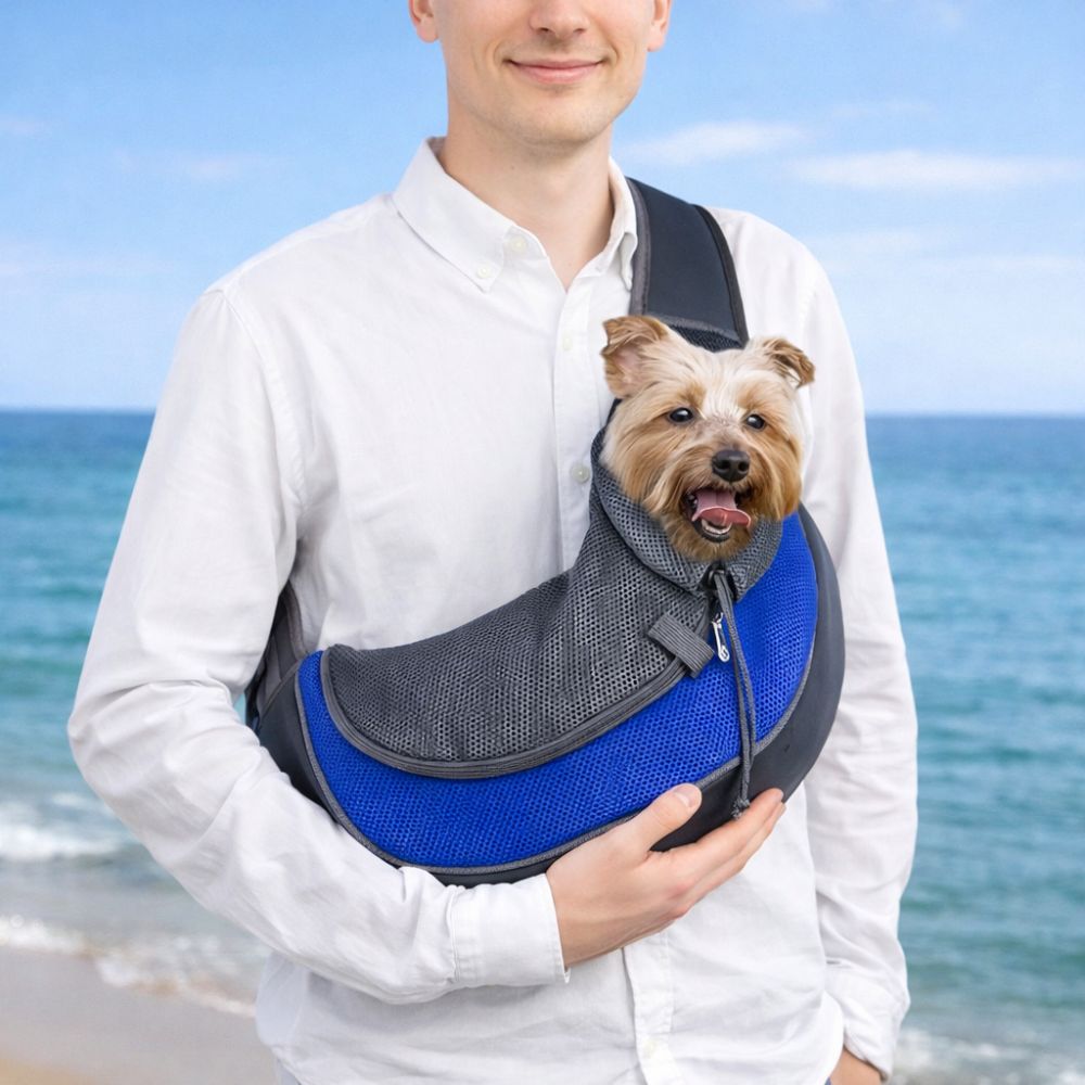 sac transport petit chien porté en bandoulière avec petit chien pendant une balade au bord de la mer