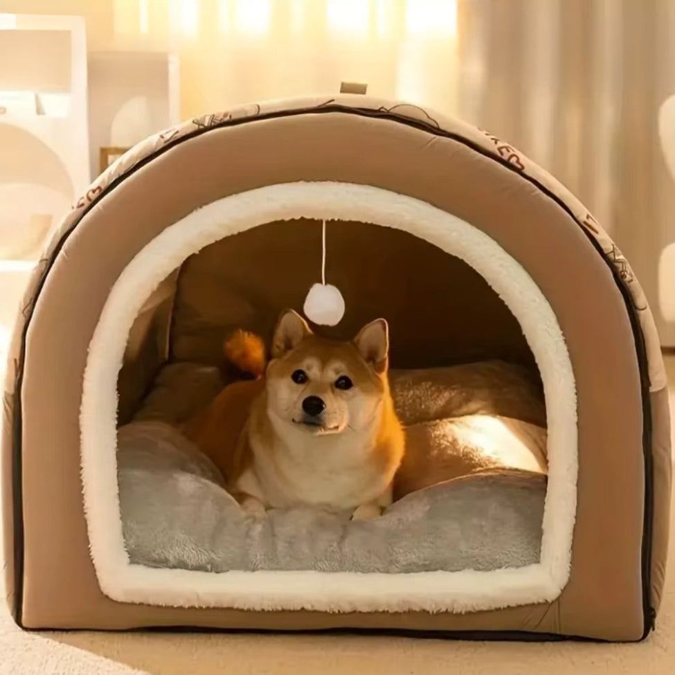 Shiba Inu installé dans un confort de luxe de sa niche pour chien intérieur