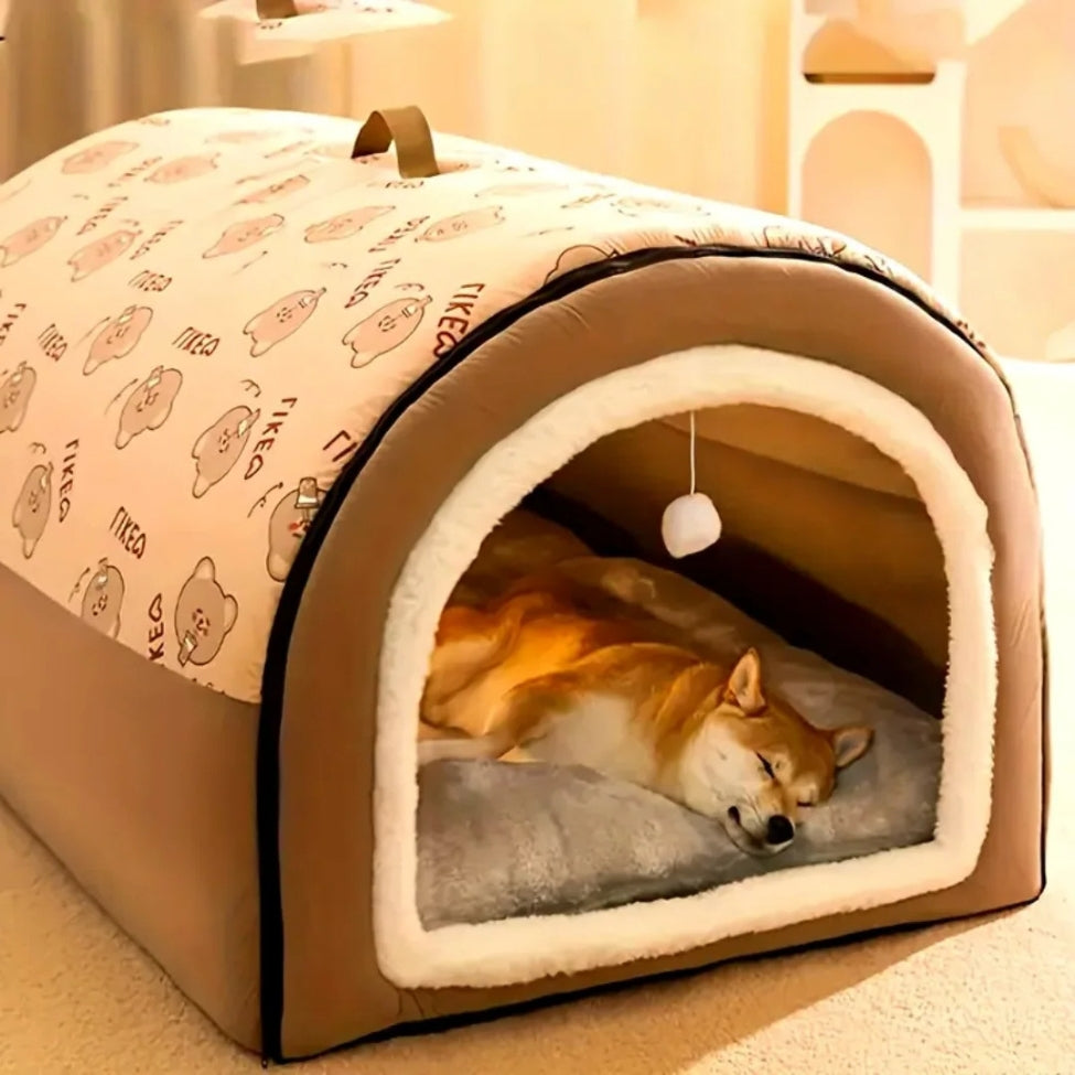 Shiba apaisé dans un sommeil profond dans sa niche pour chien intérieur