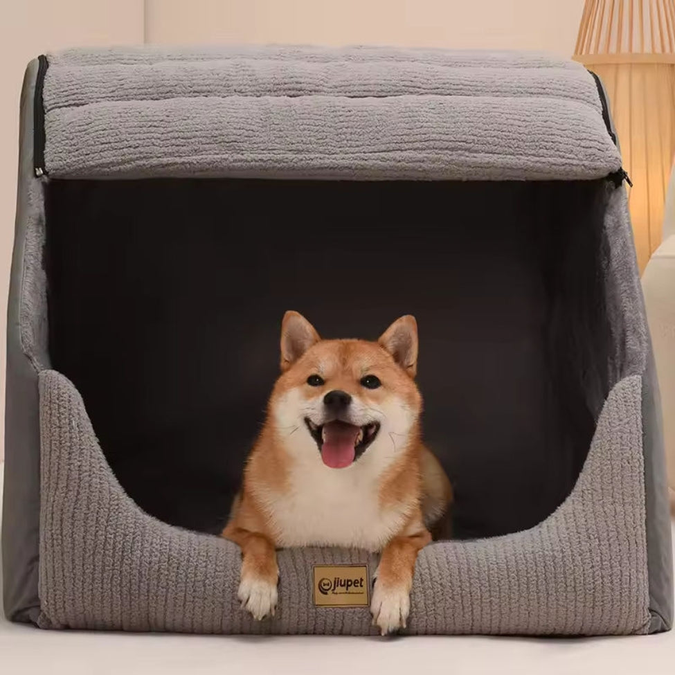 Shiba Inu se penche depuis une niche pour chien XXL