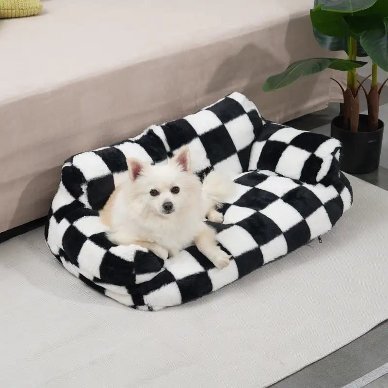 Petit spitz installé confortablement sur un canapé pour chien, bien-être et douceur au rendez-vous