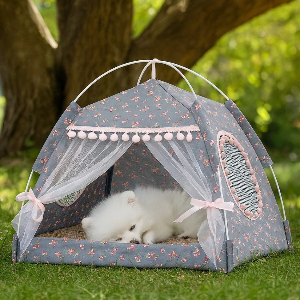 Petit spitz endormi dans sa niche chien intérieur installée au jardin