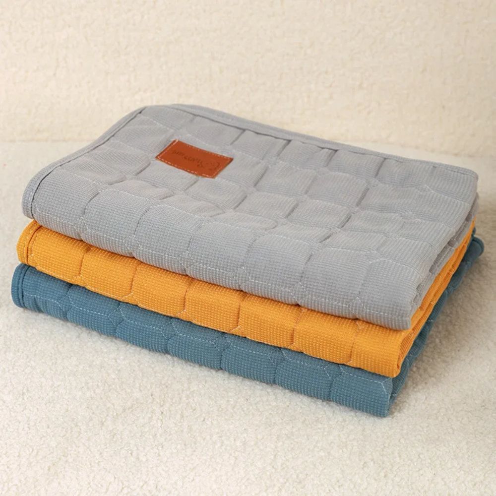 Tapis chien disponible en trois couleurs tendance