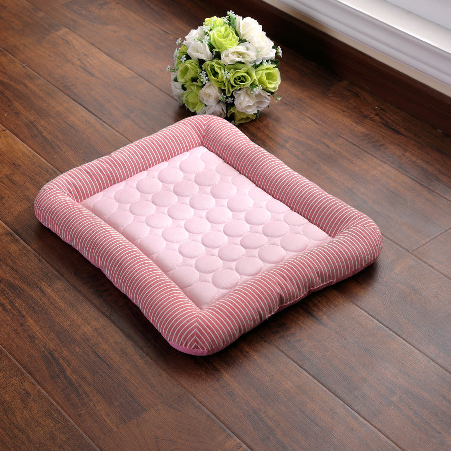 Tapis rafraichissant chien en rose, offrant une sensation de fraîcheur