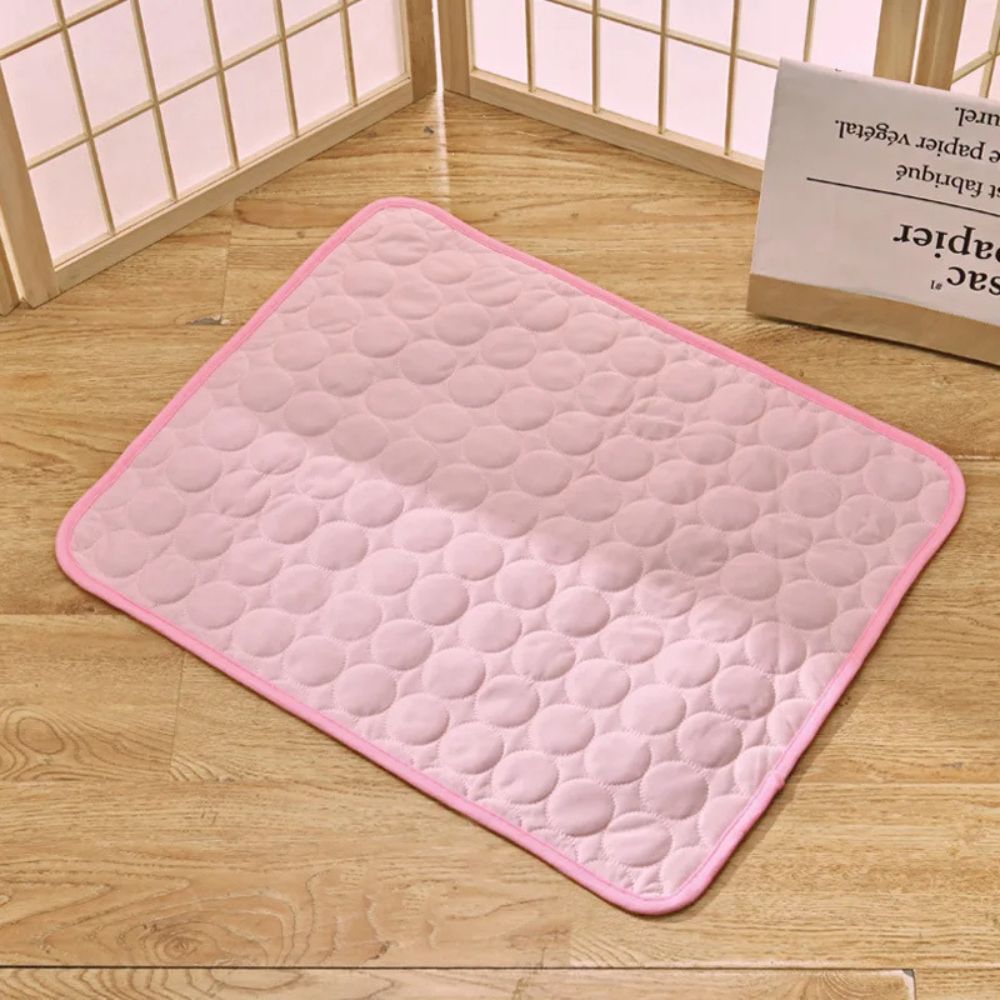Tapis rafraichissant pour chien rose, design élégant et pratique