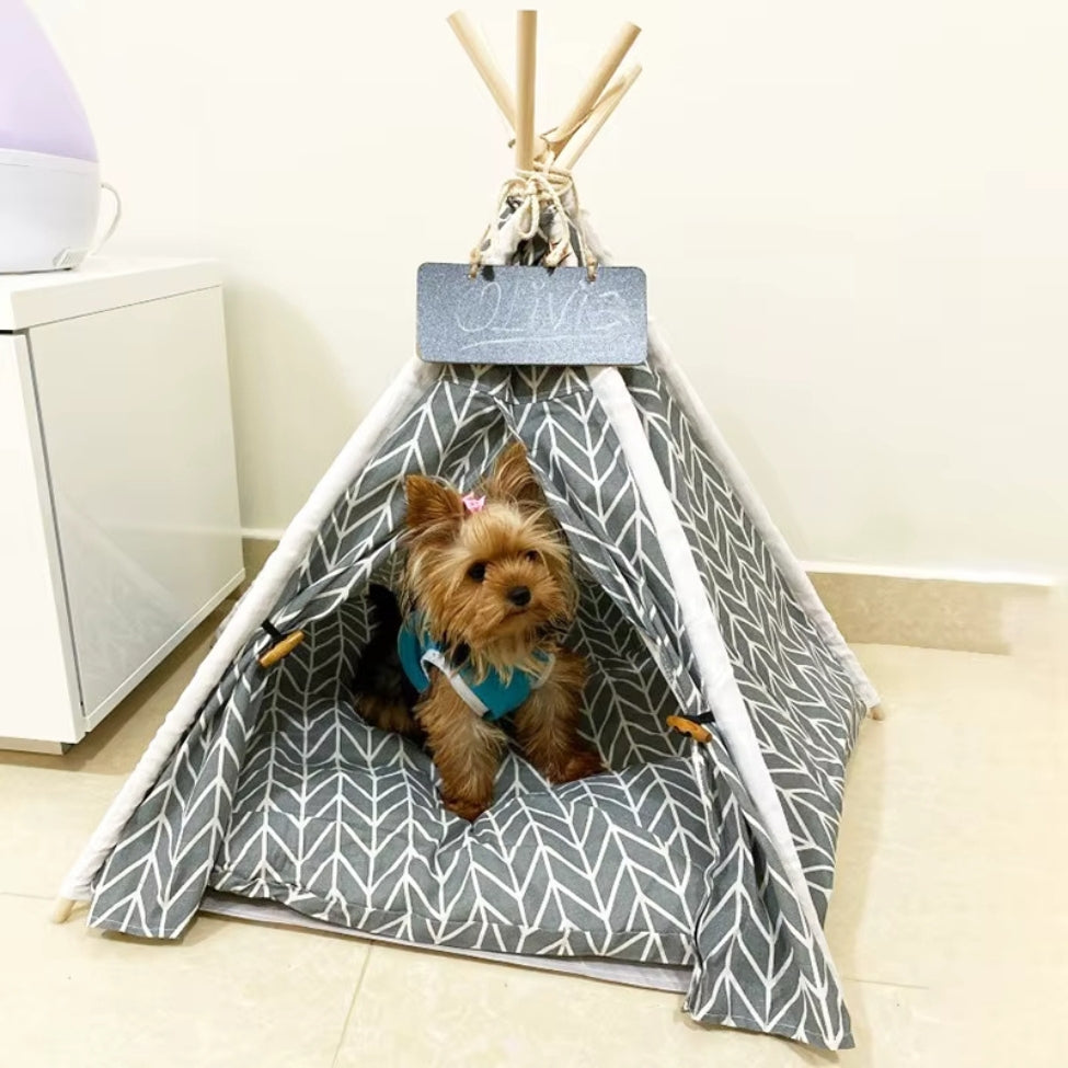 Yorkshire assis, regarde depuis sa niche pour chien intérieur au design imprimé