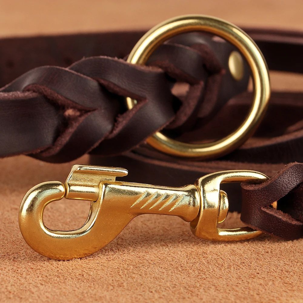 laisse cuir chien avec mousqueton en laiton et finition tressée en gros plan