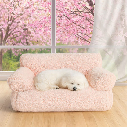 Bichon blotti sur un canapé chien rose, couchage apaisant et rassurant