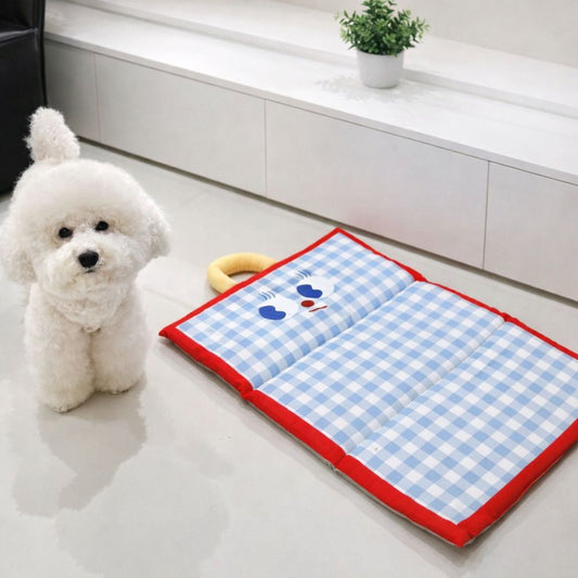 Bichon frisé posé à côté de son tapis chien imperméable bleu adapté aux petits chiens