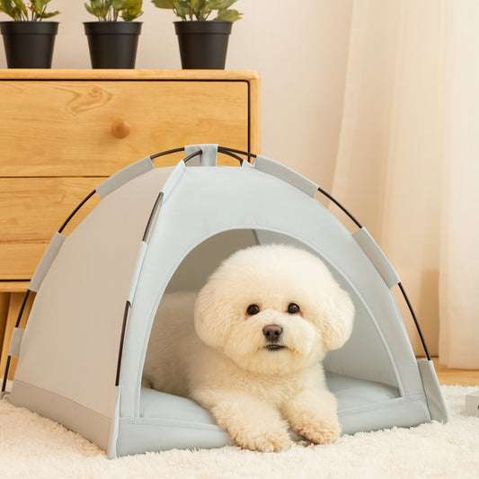 Bichon installé dans sa niche pour petit chien grise dans la chambre