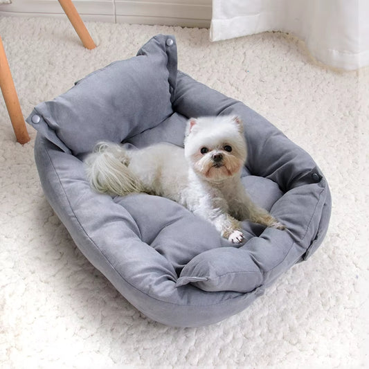 Bichon installé dans un panier chien gris façon fauteuil, cocon confortable