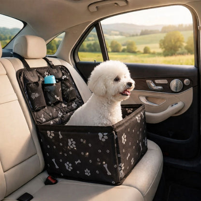 Bichon assis confortablement dans un panier voiture pour chien noir, regardant par la fenêtre pendant un trajet