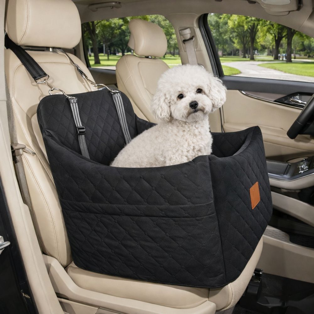 bichon confortablement installé dans un siège auto pour chien noir pour un transport sécurisé en voiture
