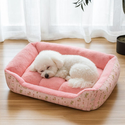 Bichon en sommeil profond dans un panier chien rose, cocon moelleux