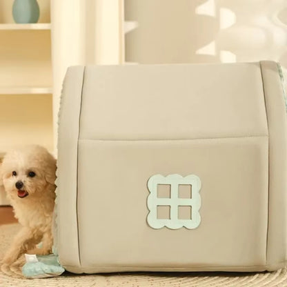 Chiot bichon qui sort de sa niche pour chien intérieur